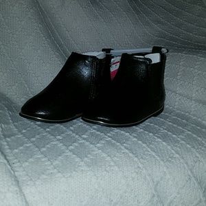 Black booties for fall 🌬